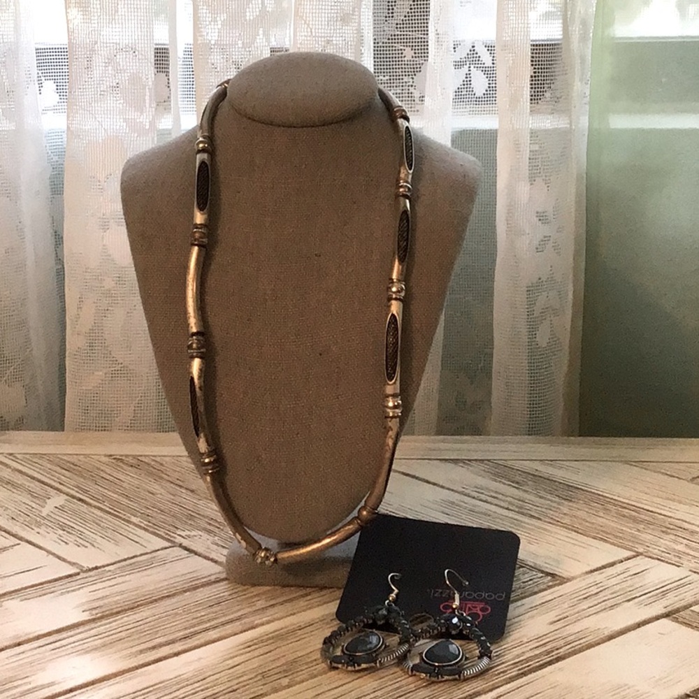 Set of necklace & earrings